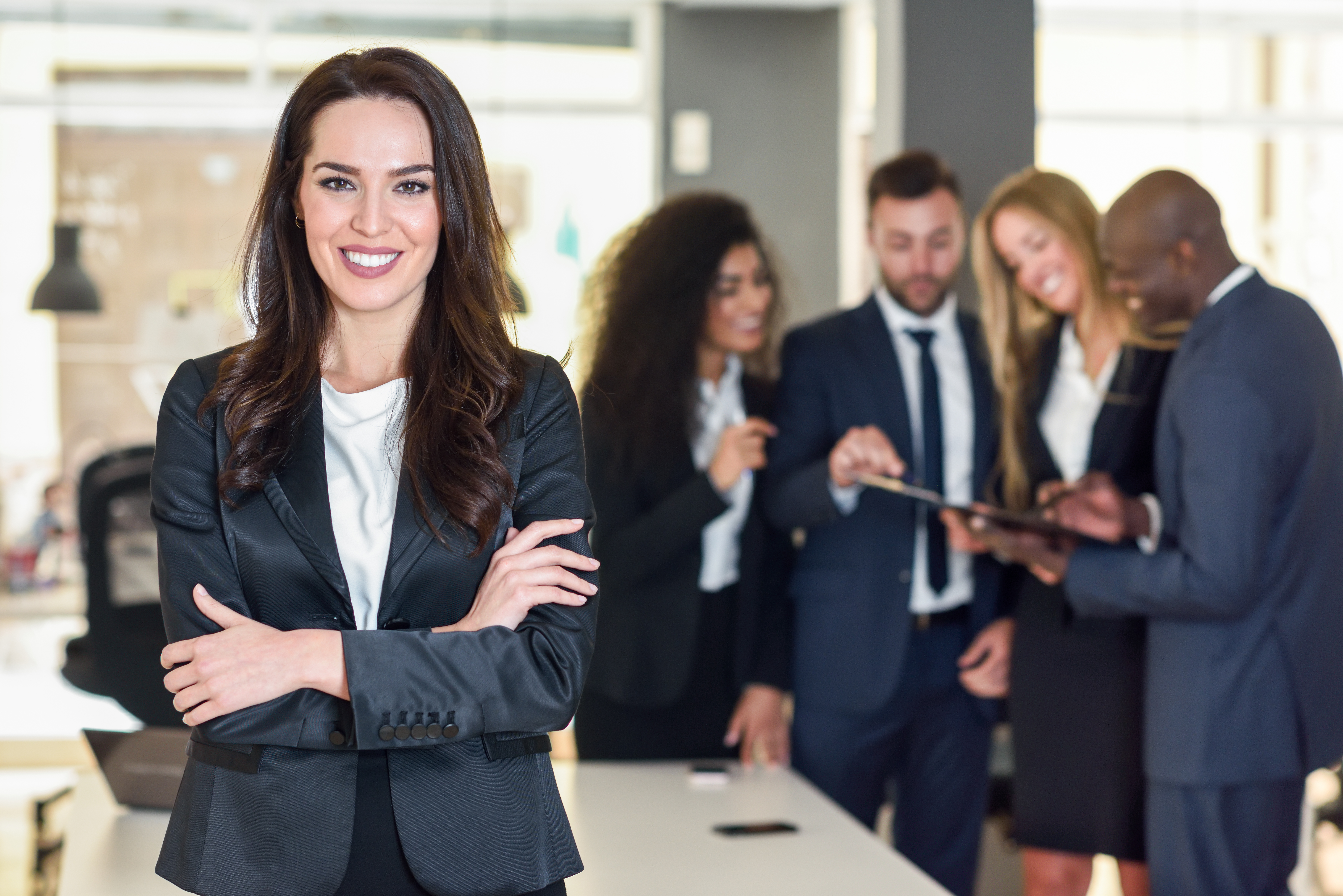 Abogados analizando estrategia juridica con apoyo de tecnologia